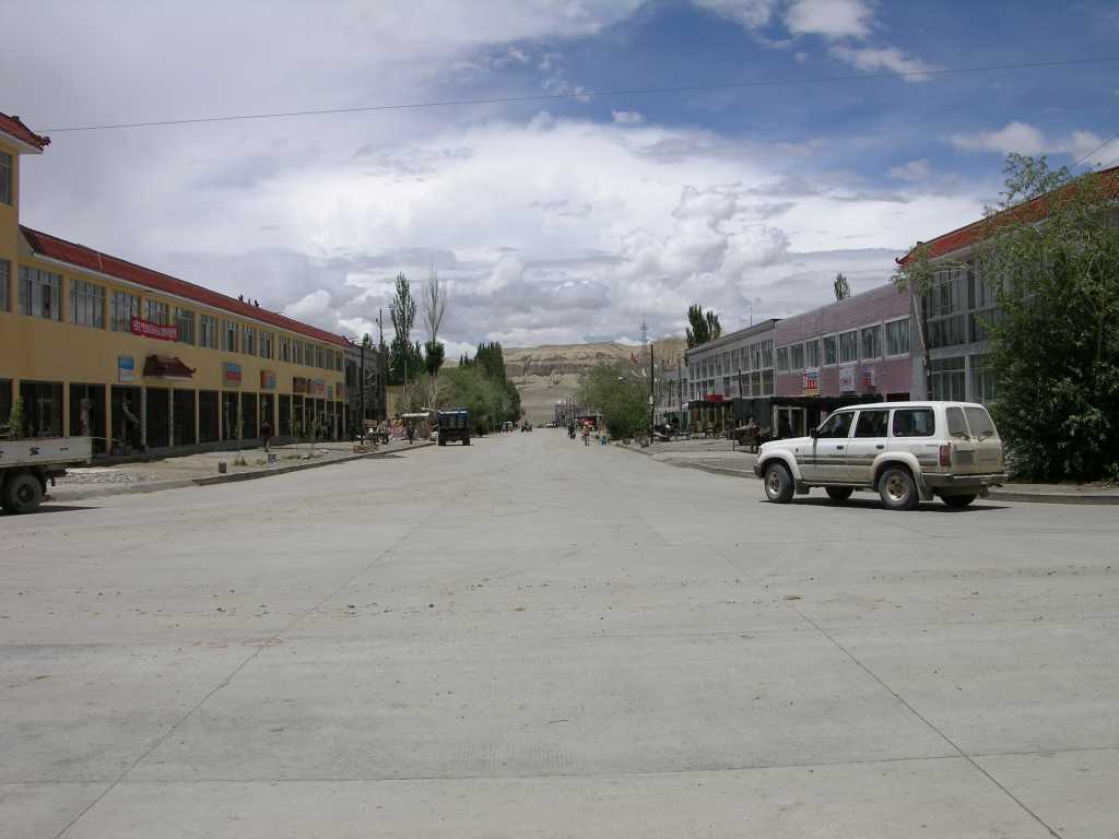 Tibet Guge 02 Tholing 02 Main Street Once a Tibetan town full of nomads, Tholing (3550m, Ch. Zanda) is now a small Chinese military town. Tholing has a wide main street lined with concrete-block shops whose goods tumble into the street.